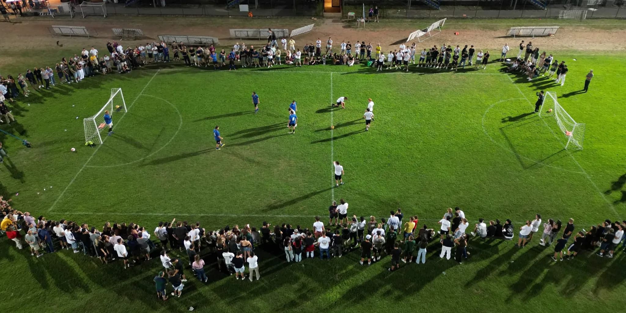 Danimarca's Cup — la finale allo stadio Grevigiana Calcio Vista aerea dello stadio di Greve in Chianti durante una partita della Danimarca's Cup, con il pubblico che circonda il campo in notturna